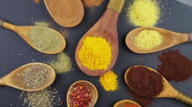 Baharat ve baharat kompozisyon masada yemek pişirmek için