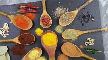 Baharat ve baharat kompozisyon masada yemek pişirmek için