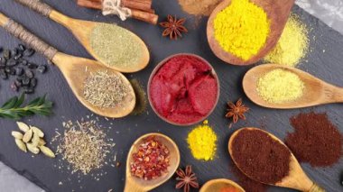 Baharat ve baharat kompozisyon masada yemek pişirmek için