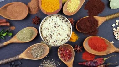 Baharat ve baharat kompozisyon masada yemek pişirmek için