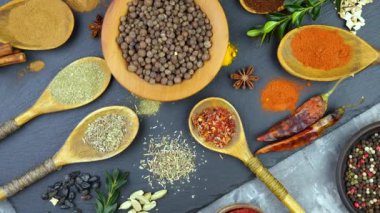 Baharat ve baharat kompozisyon masada yemek pişirmek için