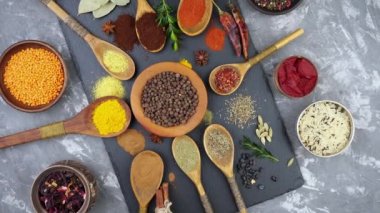 Baharat ve baharat kompozisyon masada yemek pişirmek için