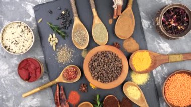 Baharat ve baharat kompozisyon masada yemek pişirmek için