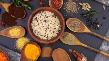 Baharat ve baharat kompozisyon masada yemek pişirmek için