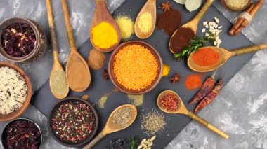 Baharat ve baharat kompozisyon masada yemek pişirmek için