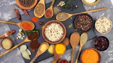 Baharat ve baharat kompozisyon masada yemek pişirmek için