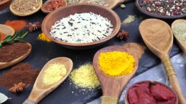 Baharat ve baharat kompozisyon masada yemek pişirmek için