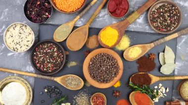 Baharat ve baharat kompozisyon masada yemek pişirmek için