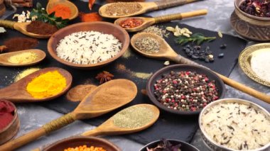 Baharat ve baharat kompozisyon masada yemek pişirmek için