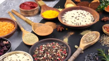 Baharat ve baharat kompozisyon masada yemek pişirmek için