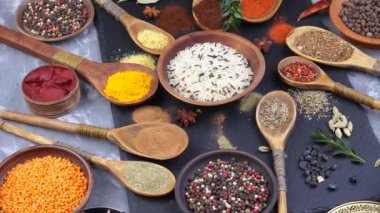 Baharat ve baharat kompozisyon masada yemek pişirmek için