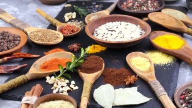 Baharat ve baharat kompozisyon masada yemek pişirmek için