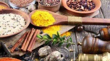 Baharat ve baharat kompozisyon masada yemek pişirmek için