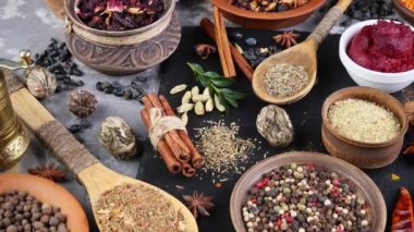 Baharat ve baharat kompozisyon masada yemek pişirmek için