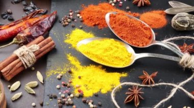 Baharat ve baharat kompozisyon masada yemek pişirmek için