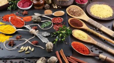 Baharat ve baharat kompozisyon masada yemek pişirmek için