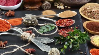 Baharat ve baharat kompozisyon masada yemek pişirmek için