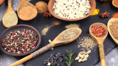 Baharat ve baharat kompozisyon masada yemek pişirmek için