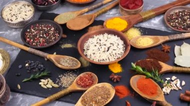 Baharat ve baharat kompozisyon masada yemek pişirmek için