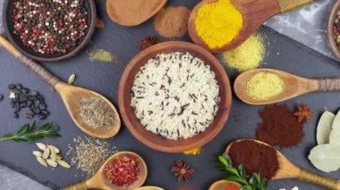 Baharat ve baharat kompozisyon masada yemek pişirmek için