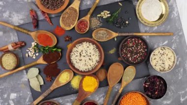 Baharat ve baharat kompozisyon masada yemek pişirmek için