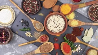 Baharat ve baharat kompozisyon masada yemek pişirmek için