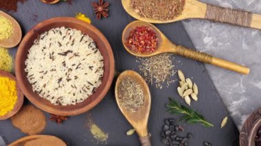 Baharat ve baharat kompozisyon masada yemek pişirmek için