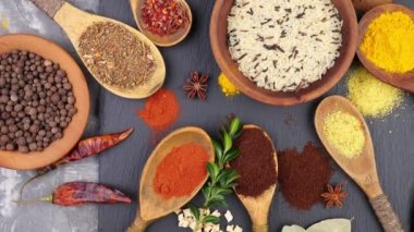 Baharat ve baharat kompozisyon masada yemek pişirmek için