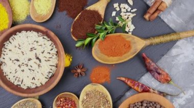 Baharat ve baharat kompozisyon masada yemek pişirmek için