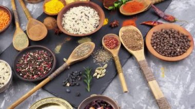 Baharat ve baharat kompozisyon masada yemek pişirmek için