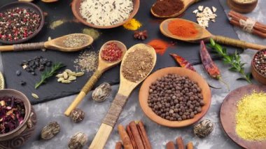 Baharat ve baharat kompozisyon masada yemek pişirmek için