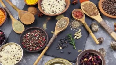 Baharat ve baharat kompozisyon masada yemek pişirmek için