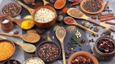 Baharat ve baharat kompozisyon masada yemek pişirmek için