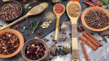 Baharat ve baharat kompozisyon masada yemek pişirmek için