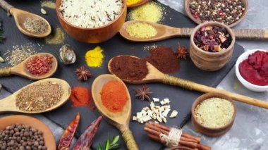 Baharat ve baharat kompozisyon masada yemek pişirmek için