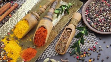 Baharat ve baharat kompozisyon masada yemek pişirmek için