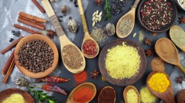 Baharat ve baharat kompozisyon masada yemek pişirmek için