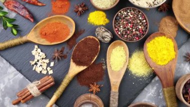 Baharat ve baharat kompozisyon masada yemek pişirmek için