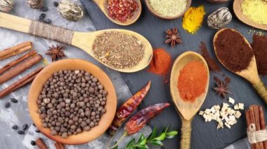 Baharat ve baharat kompozisyon masada yemek pişirmek için