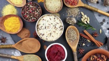 Baharat ve baharat kompozisyon masada yemek pişirmek için