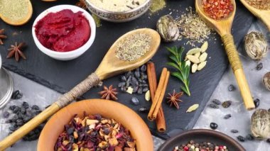 Baharat ve baharat kompozisyon masada yemek pişirmek için
