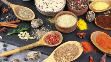 Baharat ve baharat kompozisyon masada yemek pişirmek için