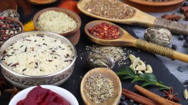 Baharat ve baharat kompozisyon masada yemek pişirmek için