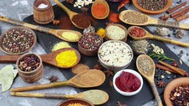 Baharat ve baharat kompozisyon masada yemek pişirmek için