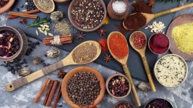 Baharat ve baharat kompozisyon masada yemek pişirmek için