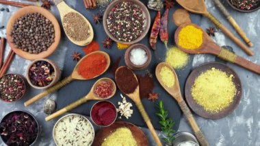 Baharat ve baharat kompozisyon masada yemek pişirmek için