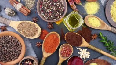 Baharat ve baharat kompozisyon masada yemek pişirmek için