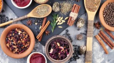 Baharat ve baharat kompozisyon masada yemek pişirmek için