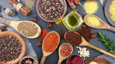 Baharat ve baharat kompozisyon masada yemek pişirmek için