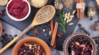 Baharat ve baharat kompozisyon masada yemek pişirmek için